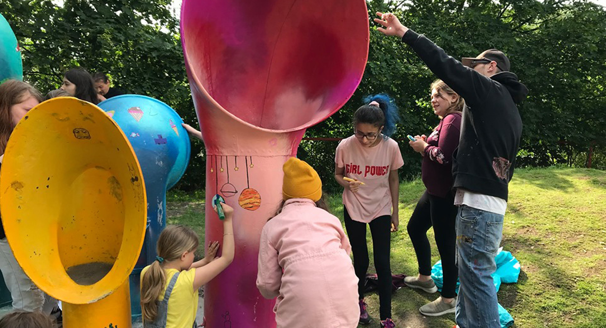 Våren 2019 dekorerte barn fra Gamlebyen skole lydinstallasjonen.
