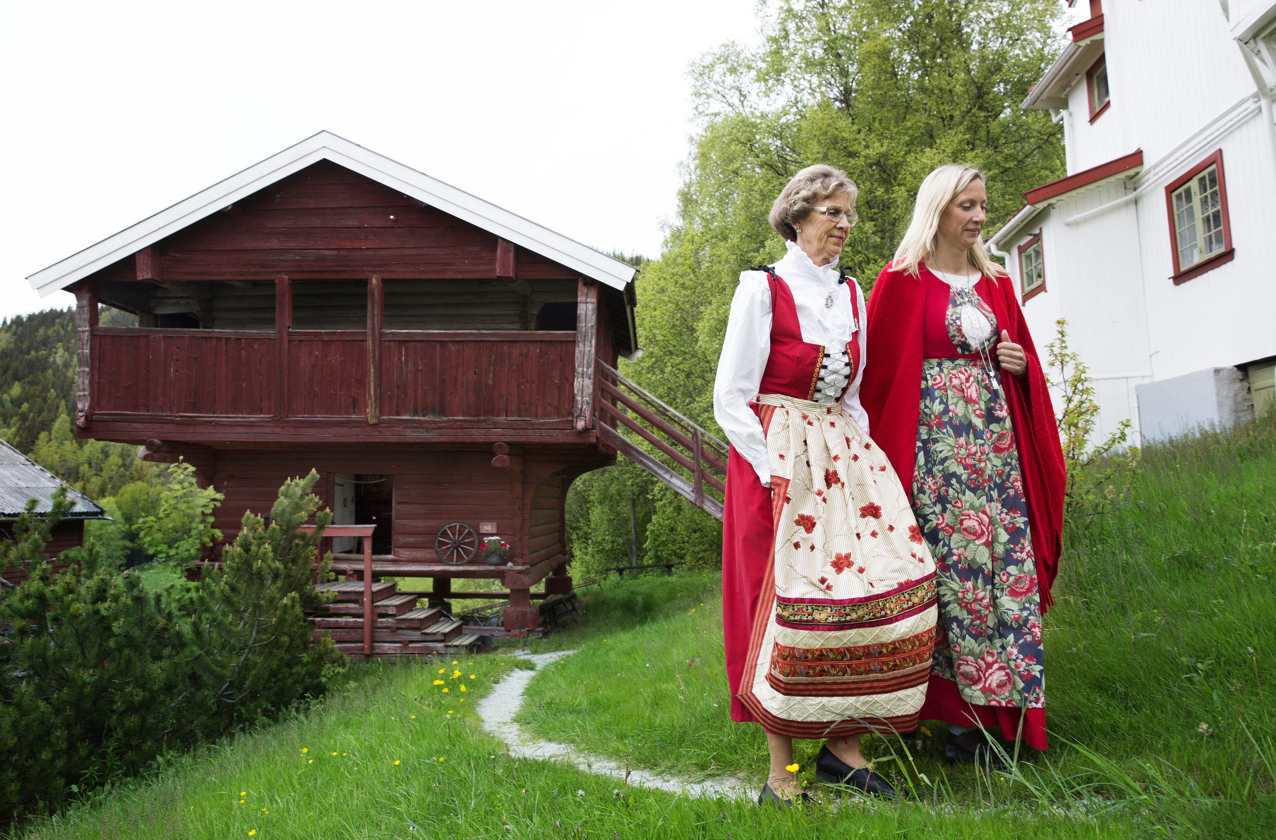 Mor Anne Beret Skredsvig (t.v.) og datter Hege Christina Skredsvig holder omvisninger på museet etter sin farfar og oldefar. (Foto: Sverre Chr. Jarild)