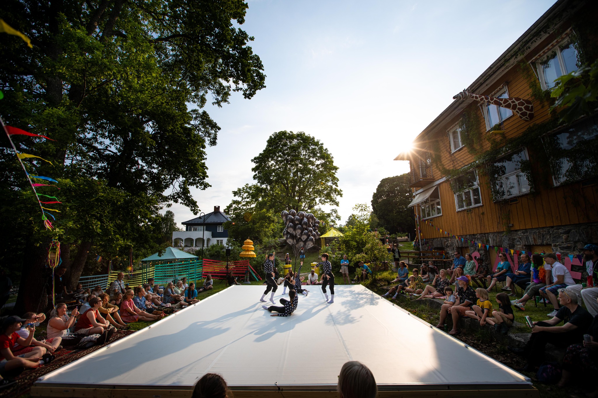 Bilde fra scenen på Sanafest